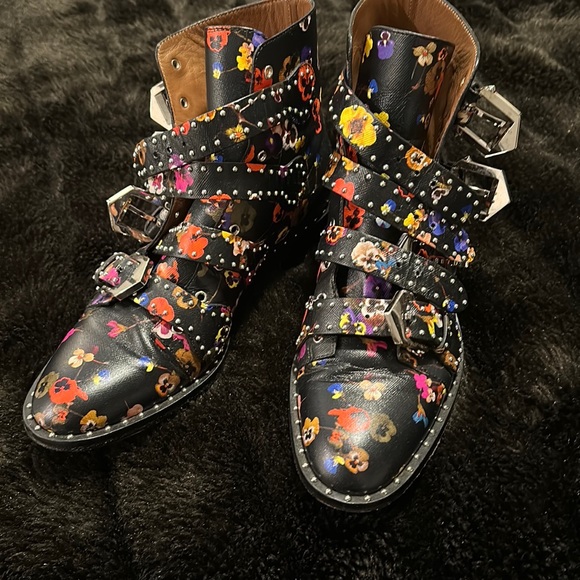 Givenchy - Picture 2 of 6